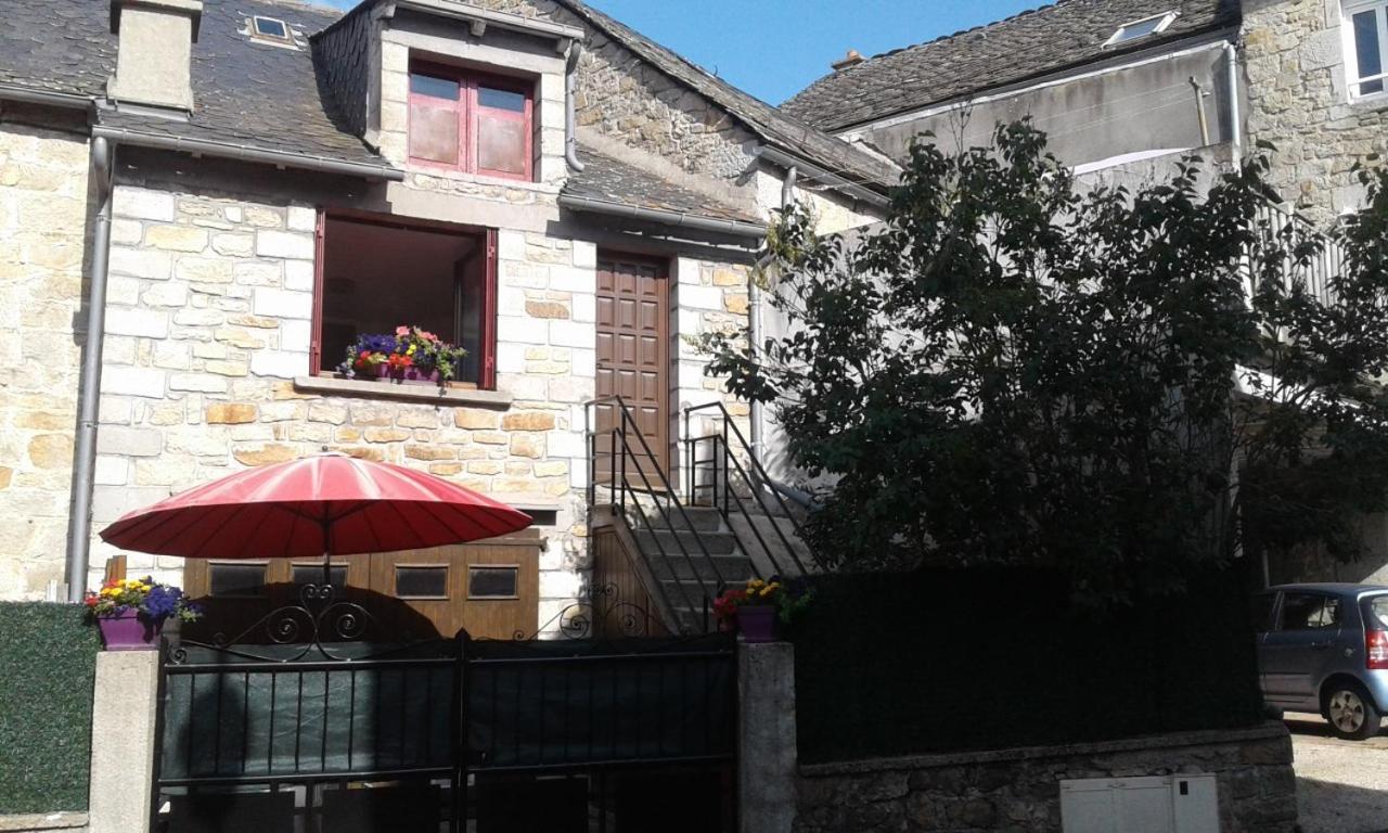 Petit Gite De La Fontaine Aumont-Aubrac Exterior foto